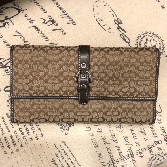 COACH Signature C’s in Excellent Used Condition (EUC) Long Wallet - Picture 1 of 16